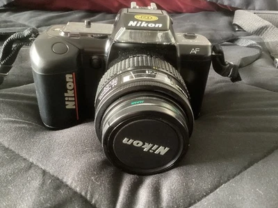 Cámara Nikon N4004 con estuche Samsonite de repuesto Foto 1 de 4