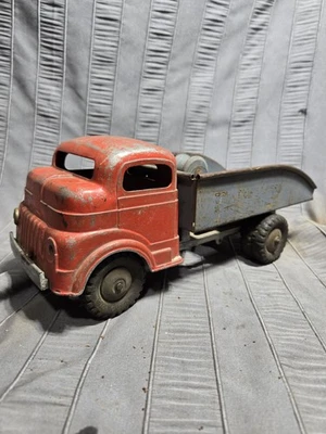 Vintage 1950's Structo Toys Toyland Garage Wind-up Wrecker Tow Truck Service  - Image 1 of 4