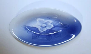 Vintage BING & GRONDAHL OVAL DISH - CHRISTMAS ROSE Blue & White 5.25" L #334 - Picture 1 of 5