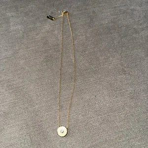 Collar colgante Marc Jacobs esmalte dorado nuevo con etiquetas bolsa de regalo - Imagen 1 de 5