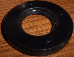 1EA NEW C200 CT200 CRANK SEAL 25X52X7 REF 91202-030-000 (330T) - Picture 1 of 1