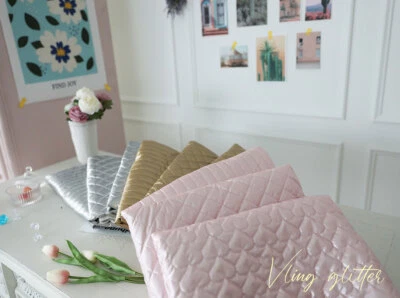 Tela acolchada rosa brillante a rayas corazón diamante hecha en Corea BTHY Foto 1 de 3