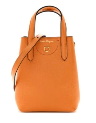 Mini bolso Salvatore Ferragamo piel de becerro caída Gancini Olivello  Foto 1 de 4