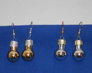Silber & Gold Mini Glaskugel Weihnachtsschmuck Urlaub Ohrringe zweifarbig - Bild 1 von 4