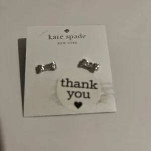 $32 Kate Spade Ready Set Bow Stud Earrings Silver Tone K222x - Picture 1 of 3
