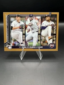 2025 Topps Serie 1 Líderes de Liga Tarik Skubal, Framber Valdez, Blanco /2025 - Imagen 1 de 2