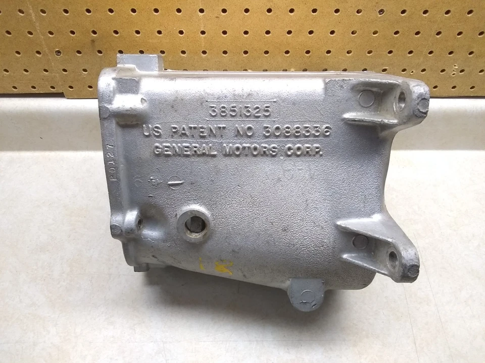 Estuche de 4 velocidades GM Muncie # 3851325 usado de colección, fecha P0127, Z Vin, 1965 Malibu SS. Foto 1 de 4