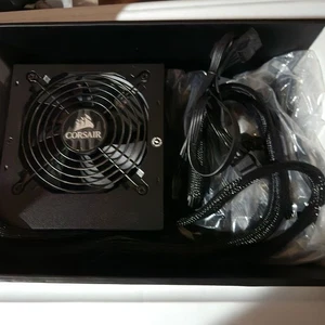 CORSAIR - CX-M Series CX650M Półmodułowy zasilacz ATX o niskim poziomie hałasu - czarny - Zdjęcie 1 z 2
