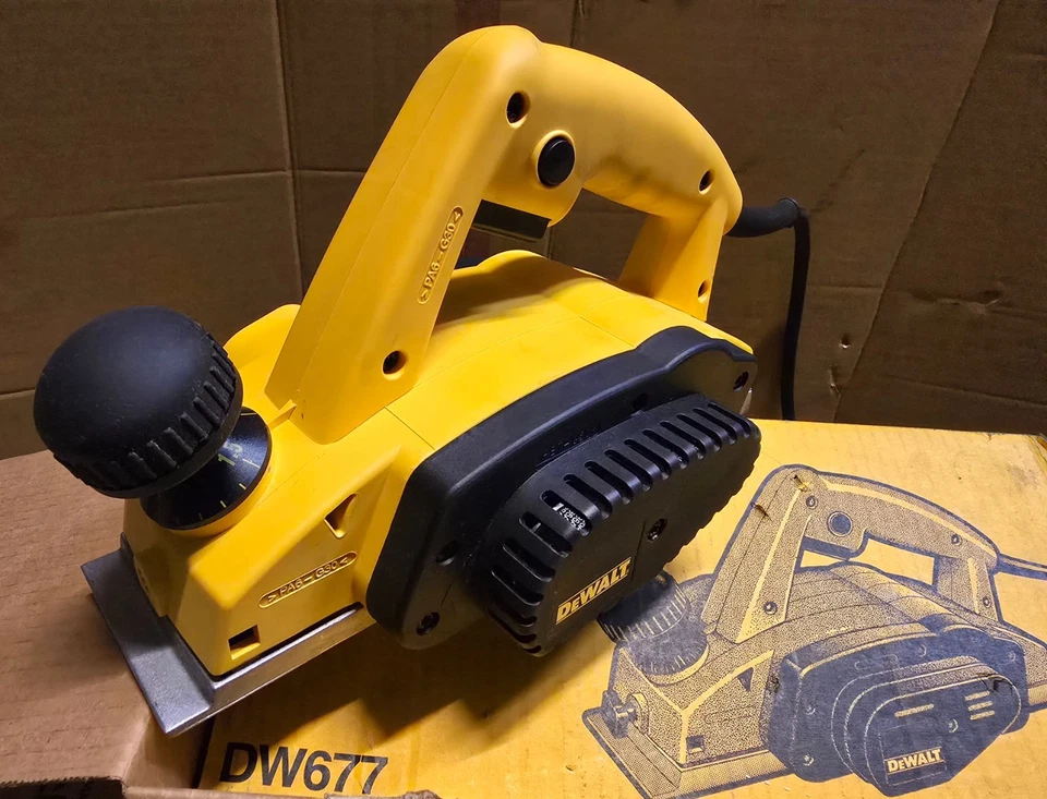 CLEARANCE! 110V  Dewalt planer DW677L - Image 1 of 4