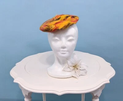 Sombrero vintage de los años 50 colorido con inclinación de plumas, sombrero boina plana vintage años 50 Foto 1 de 4