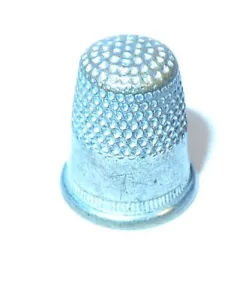 PIEZA DE JUEGO DE MONOPOLIO DE DEDAL DE METAL PEQUEÑA DE COLECCIÓN U OTRA 5/8"" DE ALTO 1/2"" DE ANCHO - Imagen 1 de 3