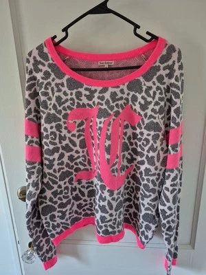 Suéter Juicy Couture Estampado Leopardo con Acentos Rosa y Ribete de Hilo Metálico Talla XL Foto 1 de 4