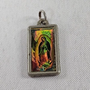Colgante Holográfico Tono Plata Vintage Jesús y Nuestra Señora de Guadalupe Raro LEER⬇ - Imagen 1 de 10