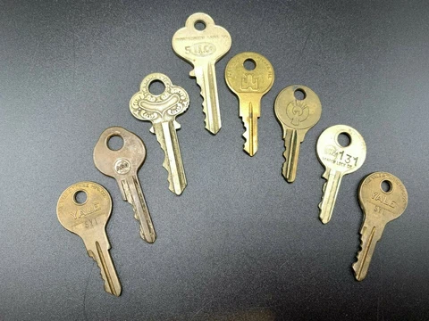 Antique lot of 8  keys steel iron brass around mixed lot Cover