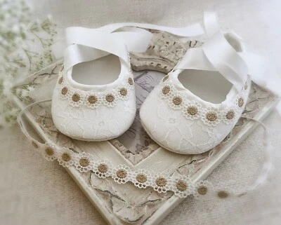 Zapatos de bautismo en blanco, zapatos de bautizo con flores y perlas de margarita Foto 1 de 4