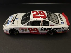 NASCAR 2001 Kevin Harvick #29 Goodwrench Oreo Rookie Showcar 1/24 Diecast - Picture 1 of 10
