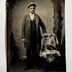 Antiguo tipo tinte fotografía guapo encantador joven gran atuendo sombrero - Imagen 1 de 8