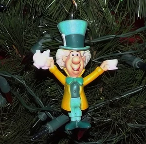 🎅🏽 PERSONALIZADO DISNEY ALICIA EN EL PAÍS DE LAS MARAVILLAS EL SOMBRERERO LOCO FIGURA ADORNO DE NAVIDAD - Imagen 1 de 2