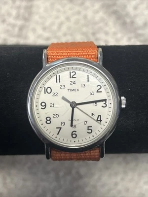 Reloj Timex Weekender Indiglo WR 30m de colección correa naranja tono plateado Foto 1 de 4