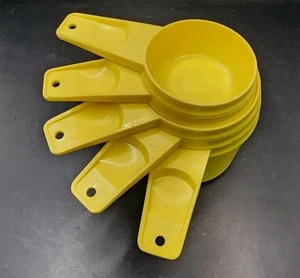 Vtg Tupperware Measuring Cups Set of 5 Yellow Retro 1/4 to 1 Cup Baking USA READ - Picture 1 of 3