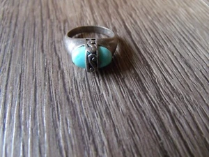 COLLECTIBLE TURQUIOSE COLORED STONE SILVER COLORED WOMEN'S RING SIZE 6 - Picture 1 of 3