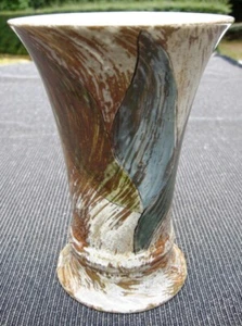 BEAU VASE EN PORCELAINE DE LIMOGES DECOR MAIN PAR SAB - Imagen 1 de 9