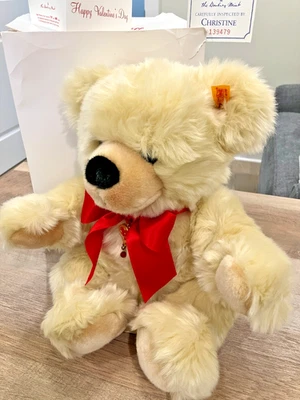 Steiff (Margarete) GmbH D-89537 泰迪 40 奶油情人节熊 668340 Str.4 — 第 1/4 张图片