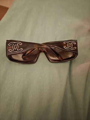 Gafas de sol Chanel Tortoise Shell CC marrón con estuche con estampado de animales - vintage Foto 1 de 4