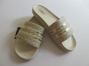 G By Guess Los Angeles GG SORLY-N Beige Con Borde Dorado Cómodo Tobogán Nuevo - Imagen 1 de 4