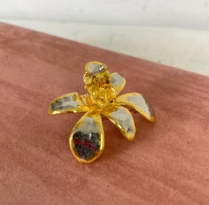 Broche floral colgante flor orquídea chapado en oro 22k Risis vintage - Imagen 1 de 6