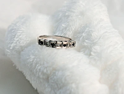 Anillo paladio con pequeños zafiros naturales y diamantes. Peso es de 3,06 gramos Foto 1 de 3