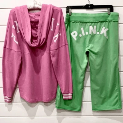 Victoria’s Secret ROSA RARO Sudadera con Capucha y Joggers Cortos Foto 1 de 4