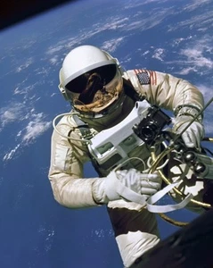 Neu 8x10 NASA Foto: Gemini Astronaut Ed White on 1st American Spacewalk, 1965 - Bild 1 von 1