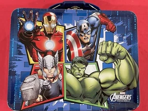 MARVEL AVENGERS ASSEMBLE LUNCH BOX THE TIN BOX CO PROD DATE 19.09.14 - Bild 1 von 7
