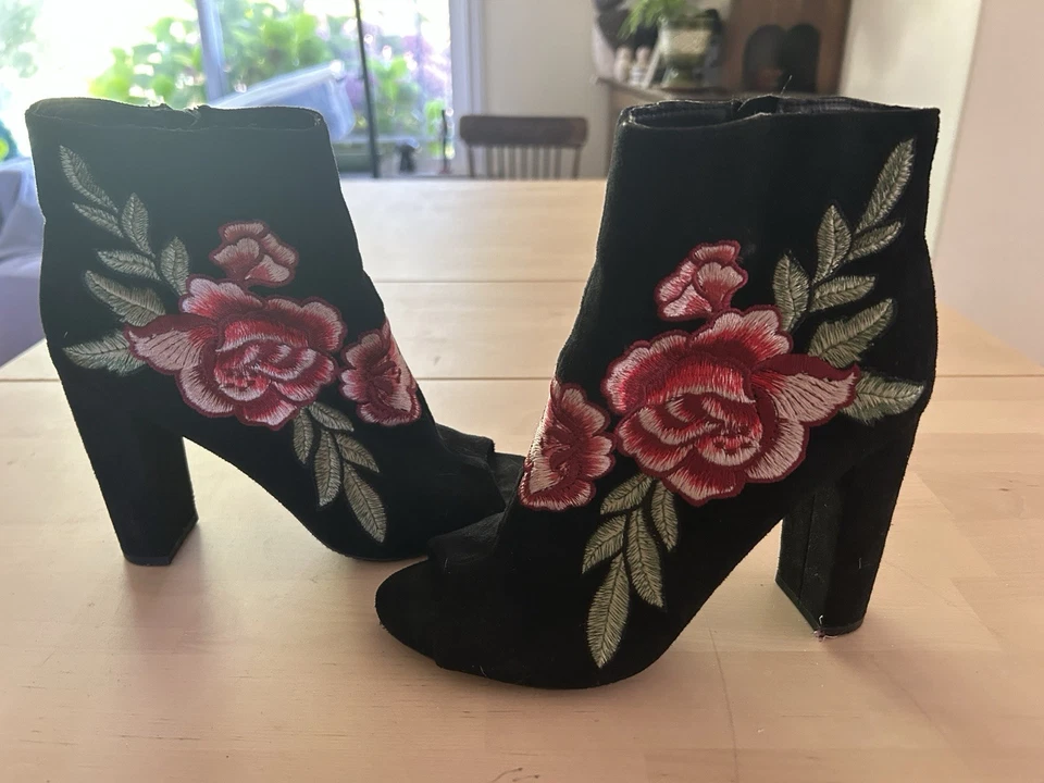 Y2K Charlotte Russe Negro Gamuza Bordado Rosas Punta Abierta Botín Tacones Talla 8W Foto 1 de 4