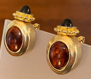 Pendientes estilo etrusco tono dorado imitación ámbar negro cuentas perforadas palanca trasera - Imagen 1 de 4