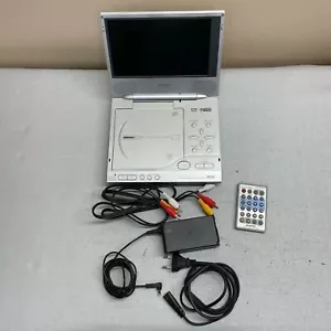 Reproductor de DVD portátil Sharp (DV-L88W) + control remoto y bolsa - Imagen 1 de 11