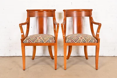 Par de sillones Baker Furniture Regency de madera maciza de cerezo Foto 1 de 4