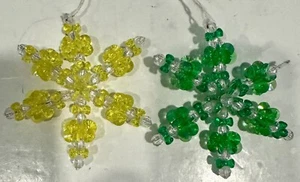 Vintage Weihnachtsschmuck Perlen Schneeflocken grün und gelb Handarbeit - Bild 1 von 4