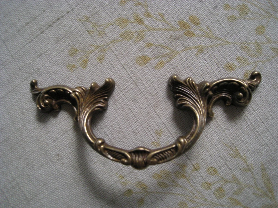 Ancienne Poignée de Meuble Style Louis XV en laiton patiné - Photo 1/1