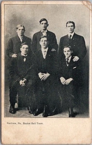 Vintage 1910er RENFREW, Pennsylvania Postkarte "Basket Ball Team" unbenutzt * geknickt - Bild 1 von 2