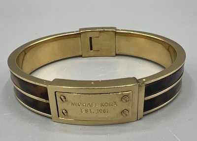 Brazalete Michael Kors con bisagras caparazón de tortuga grabado en muy buena condición tono dorado Foto 1 de 4