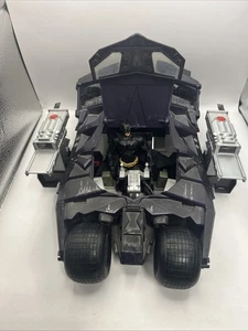 Bicchiere Batmobile DC Comics Batman Begins 13" 2005 + personaggio Batman di Mattel - Foto 1 di 5