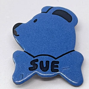 Sue Susan Suzanne Susanna Name Blaubär Vintage Neuheit Metall Pin Anstecknadel - Bild 1 von 2