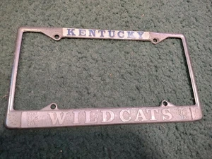 Vintage Kentucky Wildcats UK Nummernschild Rahmen erhöhte Buchstaben mit 4 Schraubenmuster  - Bild 1 von 6