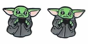 Pendientes de tachuelas de metal esmaltado con figura de personaje de Star Wars Baby Yoda - Imagen 1 de 1