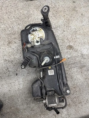 2010-2012 AUDI Q7 TDI 3.0L - Diesel Exhaust Fluid TANK / DEF Reservoir - Image 1 of 2