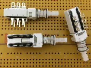 Interruttore pulsante 2 poli doppio tiro DPDT acceso (on) pulsante momentaneo 0,5 A pin PCB alette - Foto 1 di 6