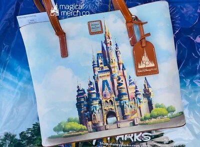 Bolso de Mano Disney 2021 50 Aniversario Castillo de Cenicienta Dooney & Bourke en Mano Foto 1 de 2