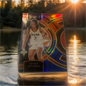 2024 Panini Select WNBA Premier Level Red & Blue Prizm /399 Kelsey Mitchell #118 - Foto 1 di 6